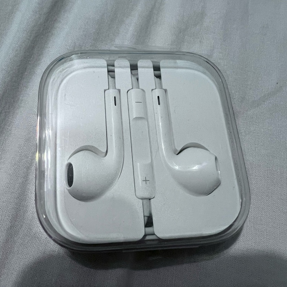 Apple White Wired Earbuds in Clear Carry Case, NWT